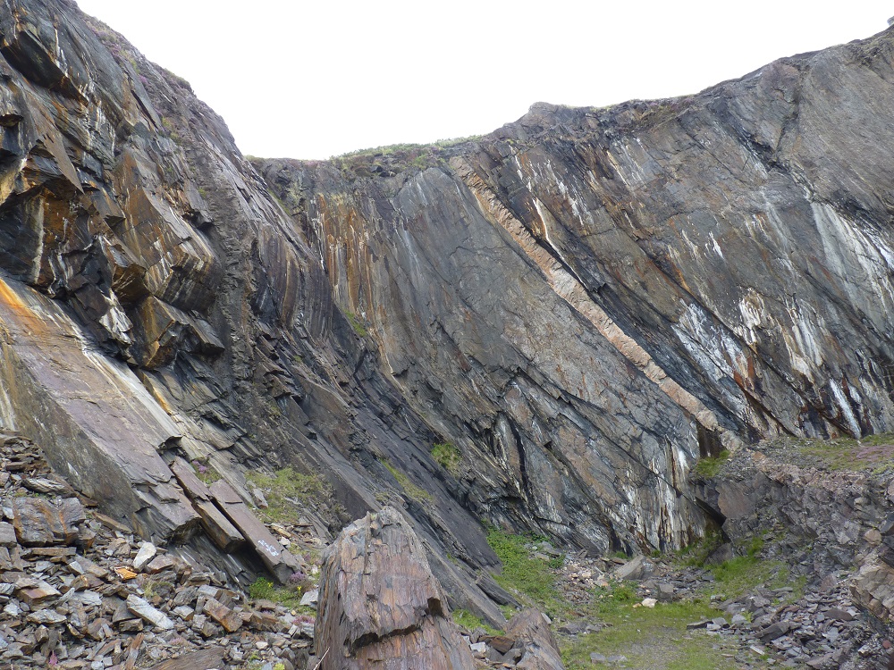 Slate quarry on Luing with cross-cutting felsite dyke.