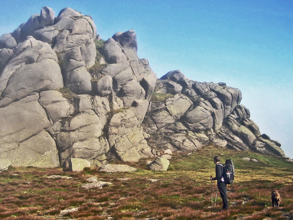 This particularly large tor (Clach Choutsaich) on Ben Avon shows large scale block jointing typical of granite. Note also the characteristic rounded surfaces that are generated by the long-term weathering action on granite of wind, rain and frost.
