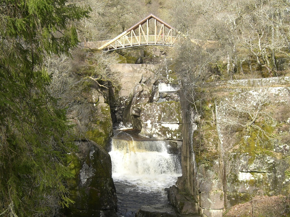 Bracklinn Falls Circuit and footbridge. Almost vertical strata cut perpendicularly across by the powerful Keltie Water.