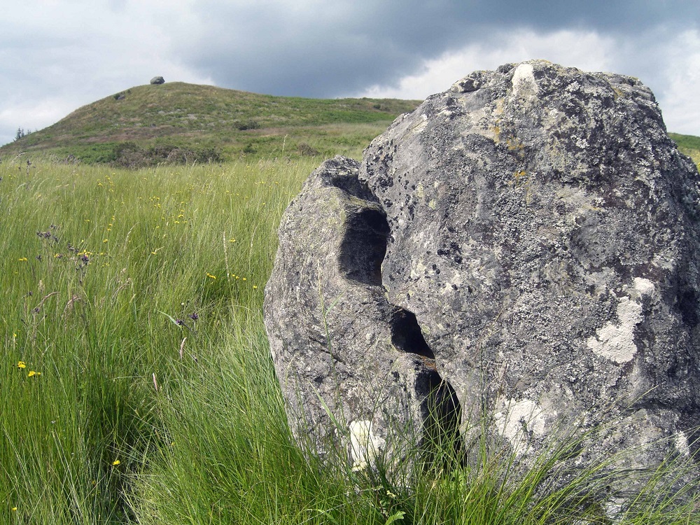 Split erratic boulder of folded highland metamorphic rock with Samson’s Stone in background. Visit this on the Three Bridges walk.
