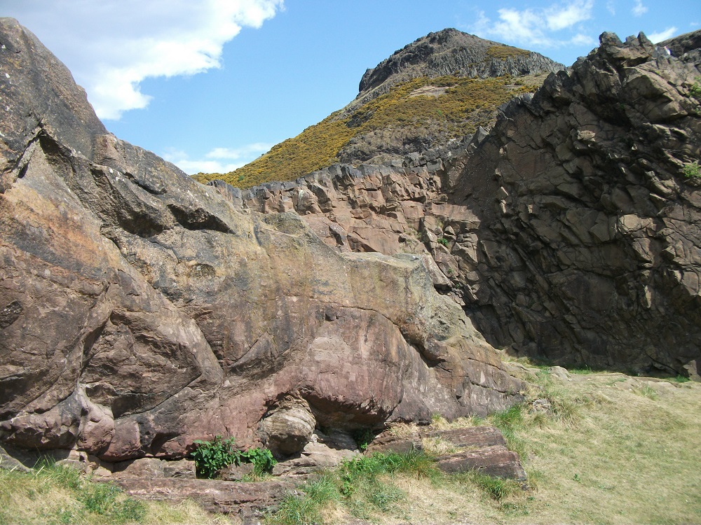 Salisbury Crags with the summit of Arthur’s Seat behind. James Hutton explored the junction between the dolerite of Salisbury Crags and the underlying, older sandstone layers.